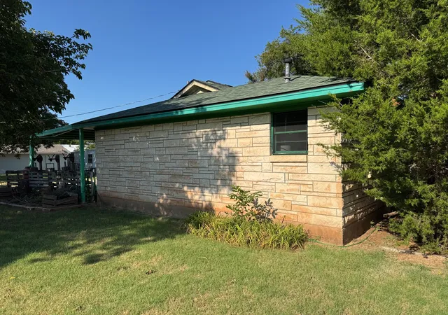 Photo 3 of Single family home for sale at 1012 W Custer St, Seymour, TX 76380 | MLS# 21031710 | Listing updated on 2026-08-24