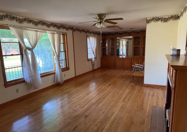 Photo 4 of Single family home for sale at 1012 W Custer St, Seymour, TX 76380 | MLS# 21031710 | Listing updated on 2026-08-24