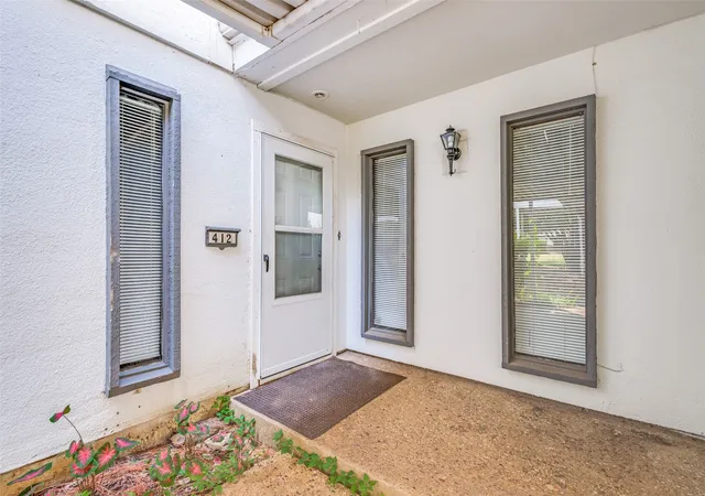 3rd image of 412 Hollyhill Ln, Denton, TX 76205 | MLS# 21029878