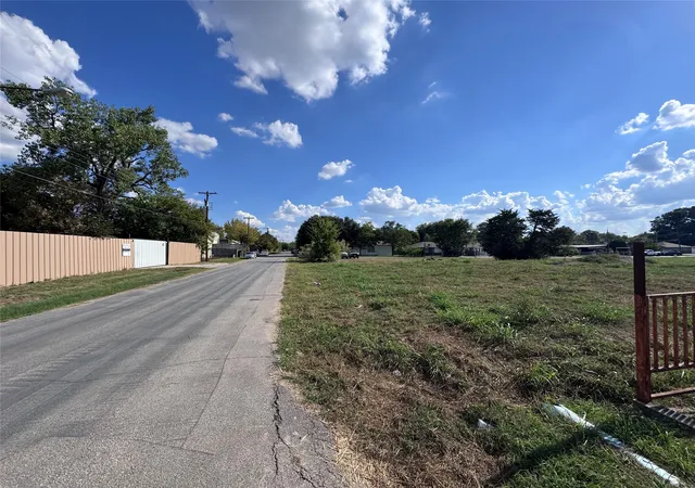 Photo 4 of Sale Pending at 3733 Kolloch Dr, Dallas, TX 75216 | MLS# 21033533 | Listing updated on 2026-08-26