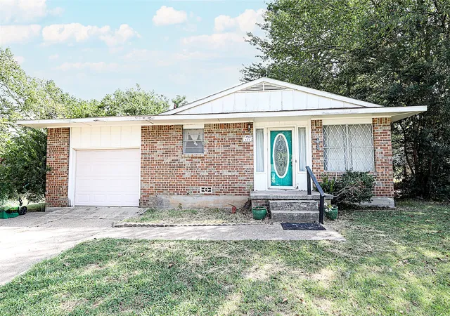 Homes for sale in Bowie, TX | 421 E Wilbarger St, Bowie, TX 76230 | MLS# 21031187