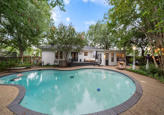 Photo 3 of Single family home for sale at 518 W Kansas St, Van, TX 75790 | MLS# 21039001 | Listing updated on 2026-09-21