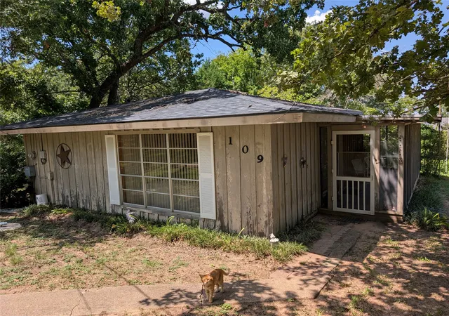 Homes for sale in Tool, TX | 109 Circle Dr, Tool, TX 75143 | MLS# 21039525