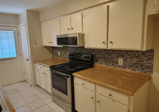 Photo 4 of Sale Pending at 13849 Leinsper Green St, Dallas, TX 75240 | MLS# 21039254 | Listing updated on 2026-09-21