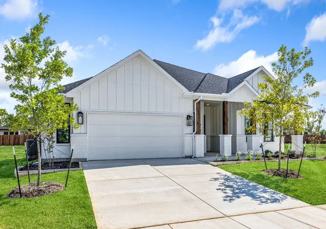Photo 2 of Sale Pending at 913 Beall St, Denton, TX 76207 | MLS# 21039912 | Listing updated on 2026-08-04