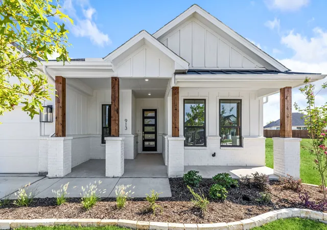Photo 3 of Sale Pending at 913 Beall St, Denton, TX 76207 | MLS# 21039912 | Listing updated on 2026-08-04