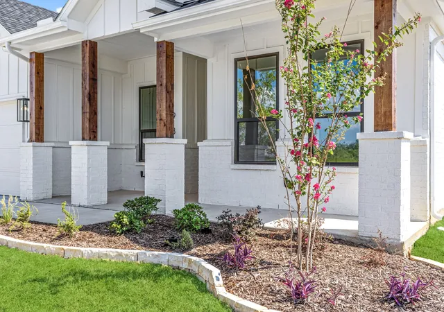 Photo 3 of Sale Pending at 913 Beall St, Denton, TX 76207 | MLS# 21039912 | Listing updated on 2026-08-04
