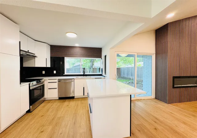 Photo 1 of Single family home for sale at 21 Grant Cir, Richardson, TX 75081 | MLS# 21043401 | Listing updated on 2026-07-22