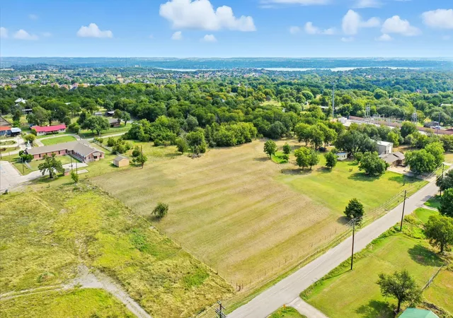 3rd image of 2911 Inspiration Dr, Hudson Oaks, TX 76087 | MLS# 21045389