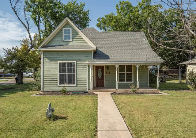 Homes for sale in Tioga, TX | 801 E Main St, Tioga, TX 76271 | MLS# 21038913