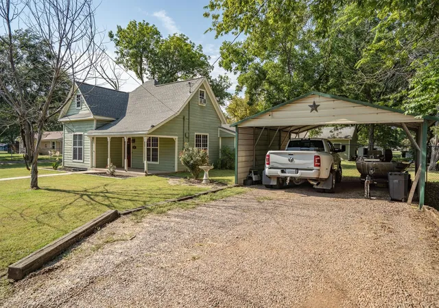 Homes for sale in Tioga, TX | 801 E Main St, Tioga, TX 76271 | MLS# 21038913