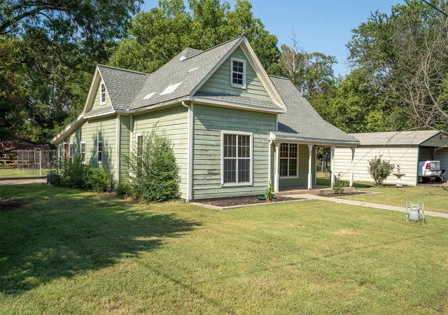 Homes for sale in Tioga, TX | 801 E Main St, Tioga, TX 76271 | MLS# 21038913