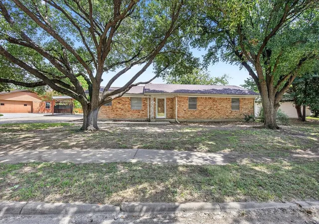 2nd image of 1207 Royal Dr, Kaufman, TX 75142 | MLS# 21038350