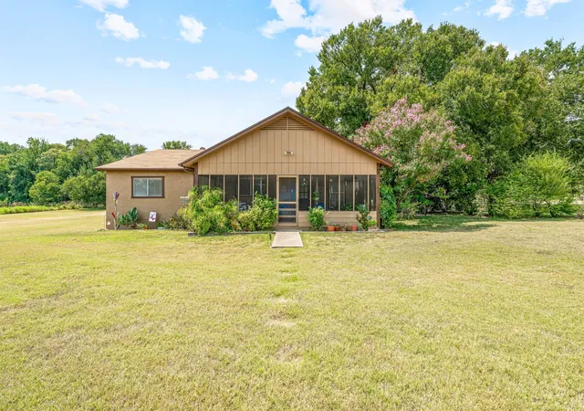 Homes for sale in Iredell, TX | 15061 Hwy 6, Iredell, TX 76649 | MLS# 21043073