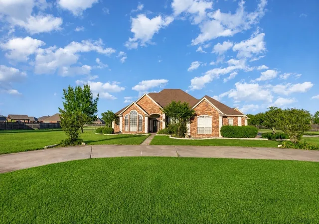 Photo 1 of Sale Pending at 1001 W Remington Park Dr, Terrell, TX 75160 | MLS# 21046609 | Listing updated on 2026-10-02