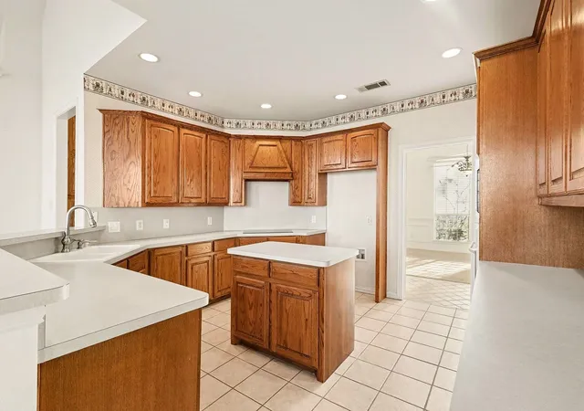 Photo 4 of Sale Pending at 1001 W Remington Park Dr, Terrell, TX 75160 | MLS# 21046609 | Listing updated on 2026-10-02