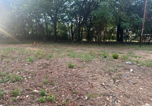 Photo 4 of Sale Pending at 331 E Bear Creek Rd, Glenn Heights, TX 75154 | MLS# 21047881 | Listing updated on 2026-02-10