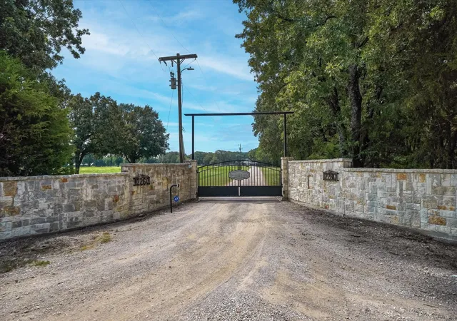 Photo 4 of House for sale at 12260 County Road 4017, Kemp, TX 75143 | MLS# 21045420 | Listing updated on 2026-09-28