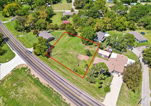 3rd image of 309 W Sherman Dr, Aubrey, TX 76227 | MLS# 21050598