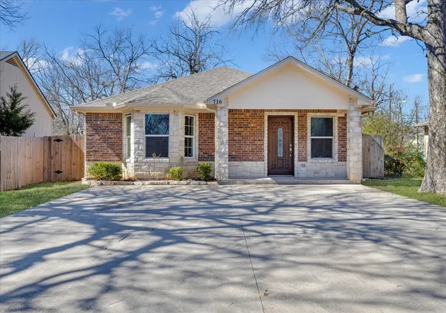 Photo 1 of Single family home for sale at 716 N Harrison Ave, Sherman, TX 75090 | MLS# 21053031 | Listing updated on 2026-08-23
