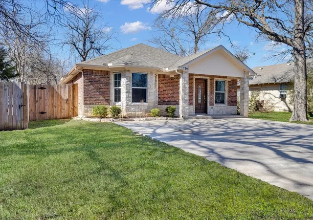 Photo 4 of Single family home for sale at 716 N Harrison Ave, Sherman, TX 75090 | MLS# 21053031 | Listing updated on 2026-08-23