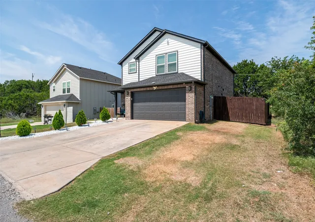 Photo 3 of Single family home for sale at 3516 Mulberry Dr, Granbury, TX 76048 | MLS# 21053246 | Listing updated on 2026-08-27