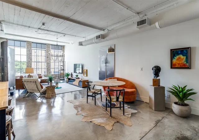 Photo 2 of Condo for sale at 1122 Jackson St #302, Dallas, TX 75202 | MLS# 21053565 | Listing updated on 2026-08-15