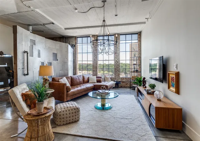Photo 3 of Condo for sale at 1122 Jackson St #302, Dallas, TX 75202 | MLS# 21053565 | Listing updated on 2026-08-15