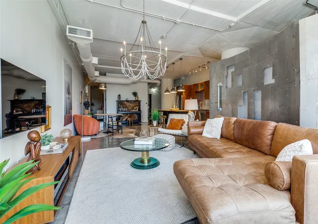 Photo 3 of Condo for sale at 1122 Jackson St #302, Dallas, TX 75202 | MLS# 21053565 | Listing updated on 2026-08-15