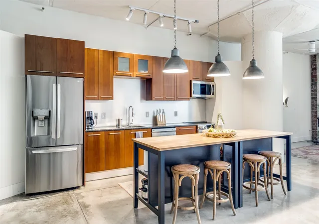 Photo 4 of Condo for sale at 1122 Jackson St #302, Dallas, TX 75202 | MLS# 21053565 | Listing updated on 2026-08-15