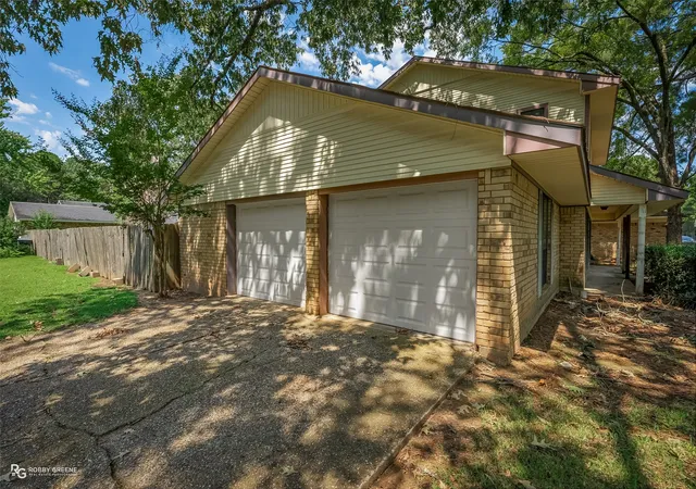 Photo 3 of Single family home for sale at 209 Winterwood Dr, Shreveport, LA 71106 | MLS# 21049017 | Listing updated on 2026-08-25