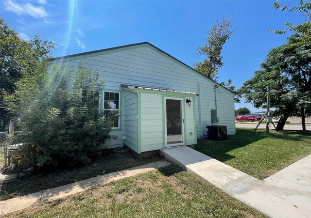 Photo 2 of Single family home for sale at 201 E 6Th St, Lampasas, TX 76550 | MLS# 21053917 | Listing updated on 2026-09-23