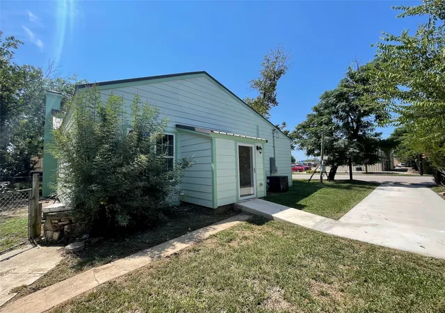 Photo 3 of Single family home for sale at 201 E 6Th St, Lampasas, TX 76550 | MLS# 21053917 | Listing updated on 2026-09-23