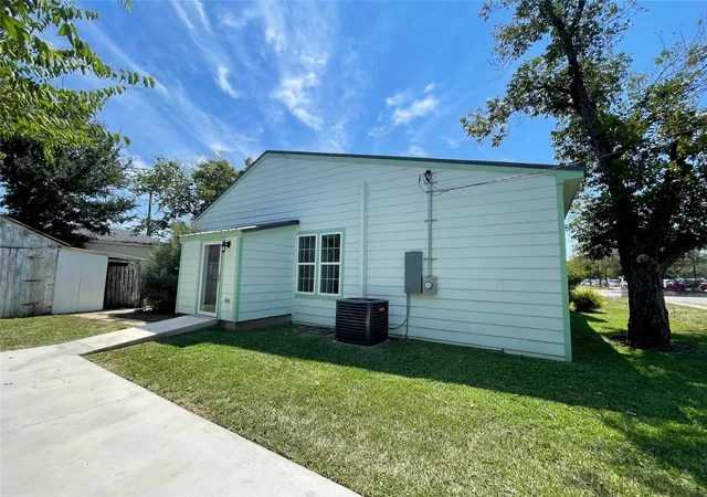 Photo 4 of Single family home for sale at 201 E 6Th St, Lampasas, TX 76550 | MLS# 21053917 | Listing updated on 2026-09-23