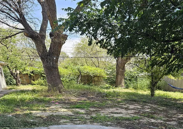 Photo 6 of Sale Pending at 2215 Locust St, Amarillo, TX 79109 | MLS# 21036500 | Listing updated on 2026-09-04