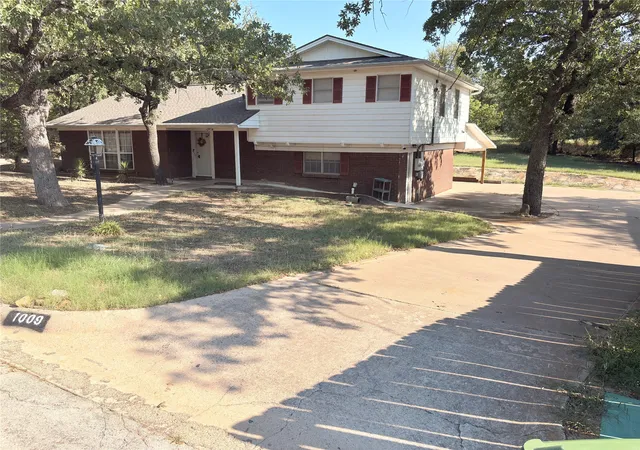 Homes for sale in Mineral Wells, TX | 1009 11th St, Mineral Wells, TX 76067 | MLS# 21047073