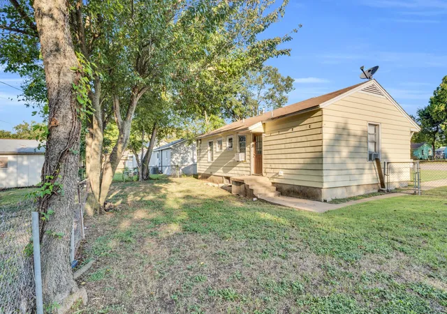 Photo 3 of Single family home for sale at 202 W Wheatland Rd, Duncanville, TX 75116 | MLS# 21017515 | Listing updated on 2026-08-04