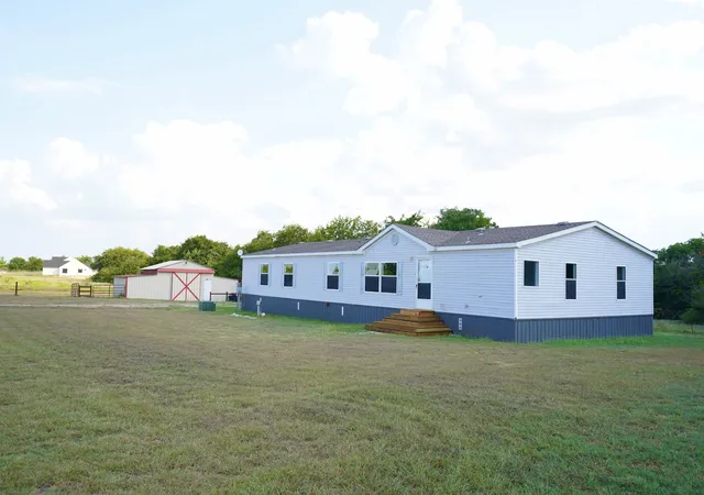 Photo 3 of Sale Pending at 245 Oak Hill Ct, Waxahachie, TX 75167 | MLS# 21058578 | Listing updated on 2026-08-30