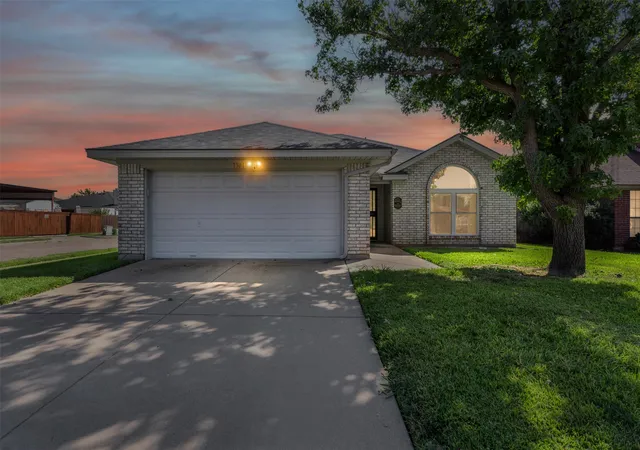 Photo 2 of Single family home for sale at 7301 Wagonwheel Rd, Fort Worth, TX 76133 | MLS# 21059478 | Listing updated on 2026-08-20