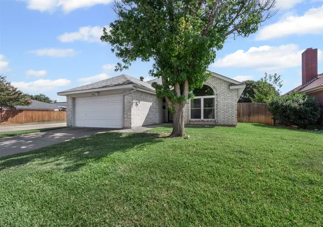 Photo 3 of Single family home for sale at 7301 Wagonwheel Rd, Fort Worth, TX 76133 | MLS# 21059478 | Listing updated on 2026-08-20
