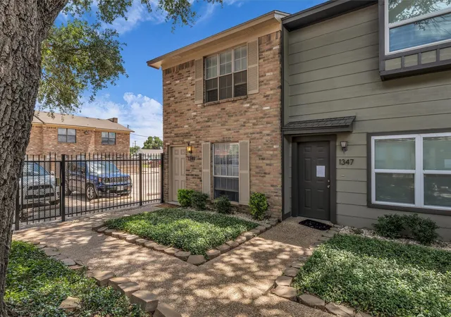 Photo 2 of Sale Pending at 1349 S 11th St, Waco, TX 76706 | MLS# 21059948 | Listing updated on 2026-09-27