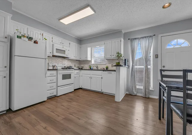 Photo 3 of Sale Pending at 1349 S 11th St, Waco, TX 76706 | MLS# 21059948 | Listing updated on 2026-09-27