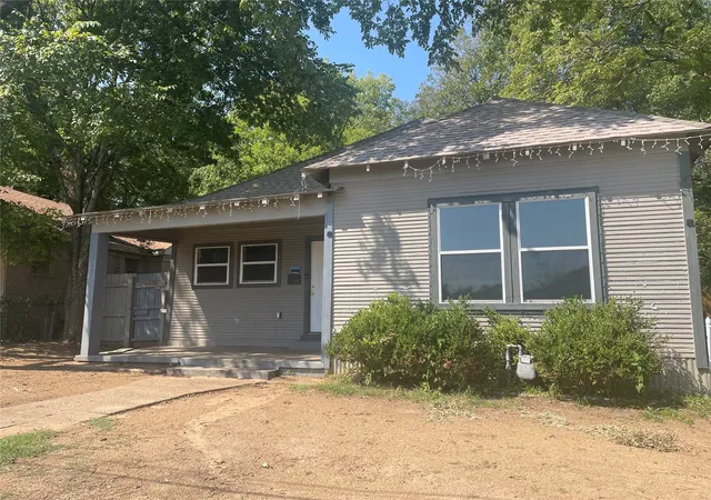 Photo 2 of Sale Pending at 233 10th St Ne, Paris, TX 75460 | MLS# 21060662 | Listing updated on 2026-08-28