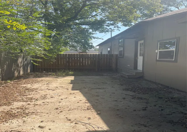 Photo 3 of Sale Pending at 233 10th St Ne, Paris, TX 75460 | MLS# 21060662 | Listing updated on 2026-08-28