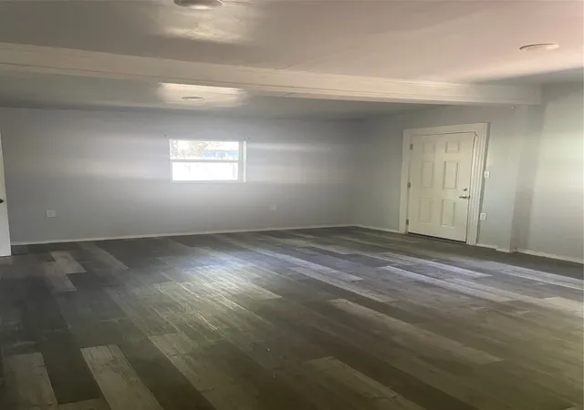 Photo 4 of Sale Pending at 233 10Th St Ne, Paris, TX 75460 | MLS# 21060662 | Listing updated on 2026-08-28