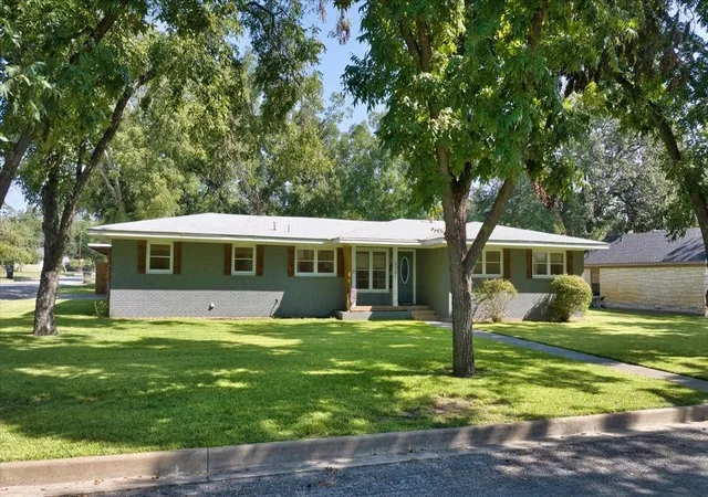 Photo 1 of Sale Pending at 604 W 15th St, Brady, TX 76825 | MLS# 21050813 | Listing updated on 2026-08-22