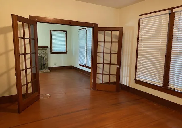 Photo 3 of Single family home for sale at 302 W College St, Athens, TX 75751 | MLS# 21063280 | Listing updated on 2026-09-22