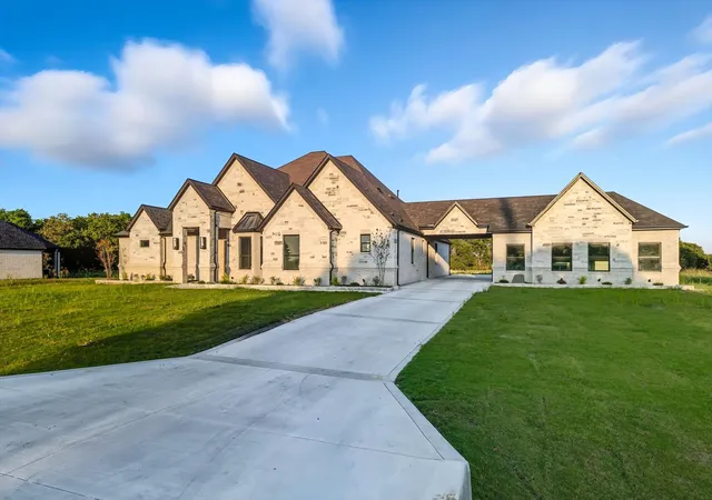 Photo 2 of Sale Pending at 2061 Glenhollow Dr, Weatherford, TX 76088 | MLS# 21062590 | Listing updated on 2026-08-22