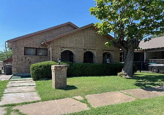 3rd image of 716 E Harvey Ave, Fort Worth, TX 76104 | MLS# 21062596