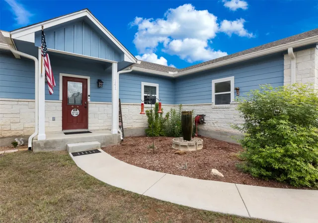 Photo 3 of Single family home for sale at 141 Eagle Point Cvs, Kingsland, TX 78639 | MLS# 21063876 | Listing updated on 2026-09-30